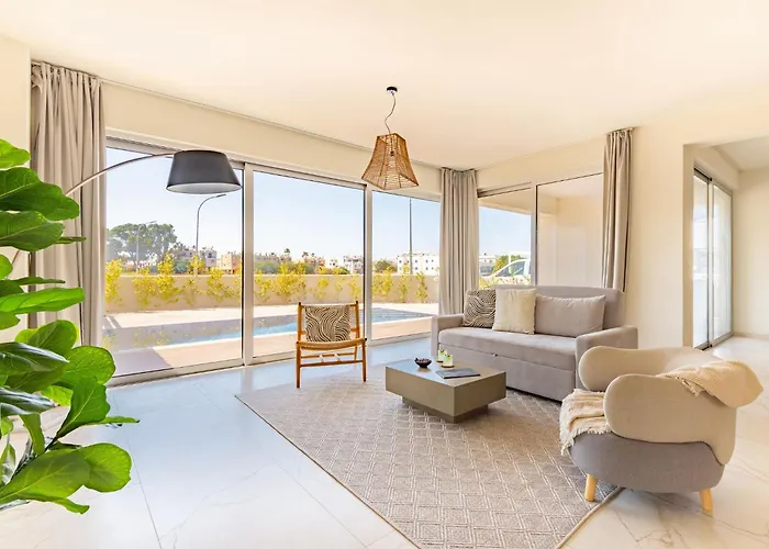 Sanders Mythical Blue Vila Paralimni